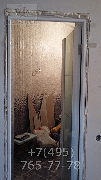 Ремонт квартиры установили коробку двери в туалет